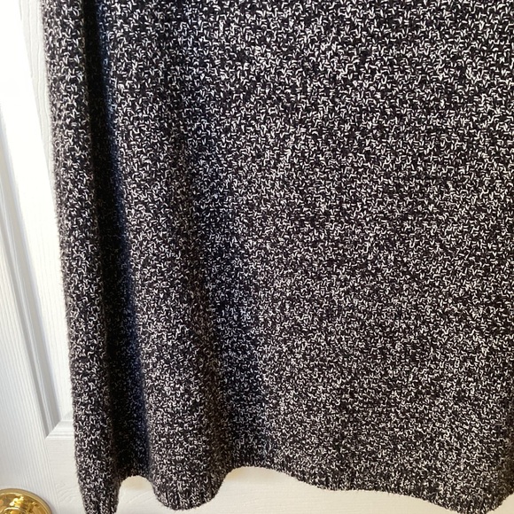 Knitted Black and White Sweater Dress with Short-sleeves. Never worn - Picture 5 of 9